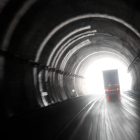 Un camión circula por uno de los túneles de la AP-66. JESÚS F. SALVADORES