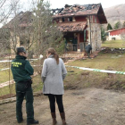 La Guardia Civil de Cistierna inspecciona los daños acaecidos en la vivienda.