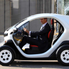 El Príncipe se sintió cómodo en el coche eléctrico, a pesar de lo reducido de sus dimensiones.