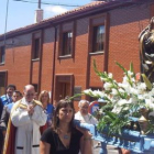 El alcalde y Ordás, detrás del sacerdote en la procesión.
