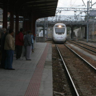 Un tren Alvia, entrando en la estación de Ponferrada en una imagen de archivo. L. DE LA MATA