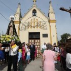 Eduardo Morán, al fondo, ayer, en la procesión de la Soledad en Camponaraya. ANA F. BARREDO