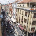 Transeúntes por la calle ancha de León.