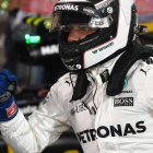 Valtteri Bottas celebra, puño en alto, en Baréin, su primera 'pole' con Mercedes.