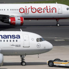 Foto de archivo de un avión de la aerolínea Lufthansa y otro de Air Berlin en el aeropuerto de Dusseldorf.