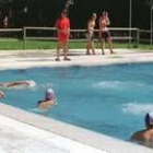 Bañistas en una de las piscinas del municipio de San Andrés del Rabanedo, en imagen de archivo