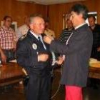 El policía Manuel Rubial recibió un homenaje de despedida en el pleno
