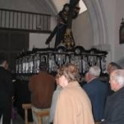 Un momento de la bendición del trono del Nazareno en la iglesia de Puerta de Rey