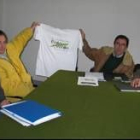 Los portavoces de Filón Verde muestran una camiseta con su eslogan ecologista