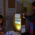 Jurados electorales trabajan sin luz en las elecciones regionales de Argentina.