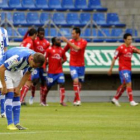 Luis Prieto y Abraham se lamentan mientras los jugadores del Numancia celebran el tanto de Cedric, q