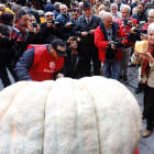 Beatriz Gallego, con una porción de la calabaza que levantó gran expectación.