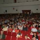 Más de 800 personas llenaron el cine Emilia de Ciñera para clausurar el mes de la seguridad