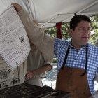 El ministro principal de Gibraltar sujeta un ejemplar de la portada del Tratado de Utrecht.