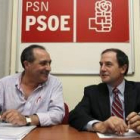 Fernando Puras y el secretario general de la formación socialista, Carlos Chivite, el pasado jueves