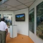Un visitante contempla uno de los stands de la exposición itinerante Parques Nacionales