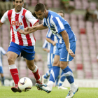 Acorán, autor del primer gol, dispara a portería.