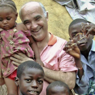 El misionero García Viejo, en una imagen de archivo con niños en África. DL