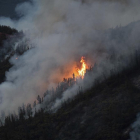 El fuego que arrasa una zona boscosa cerca del parque de Yosemite