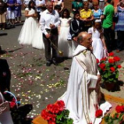 El sacerdote Salvador Fernández en una reciente celebración en Armunia.