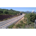 Las traviesas del AVE y la térmica de La Robla al fondo a la derecha
