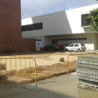 Las obras para habilitar un jardín en la zona de la entrada de Urgencias ya han comenzado.