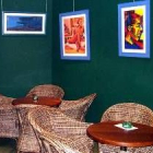 Las obras del leonés Mauricio Tejerina adornan las paredes de esta cafetería