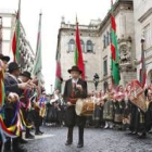 Medio centenar de pendones y pendonetas de una treintena de pueblos acudieron a la cita catalana