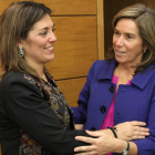 Milagros Marcos conversa con Ana Mato en la reunión de Madrid.