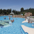 Imagen del pasado verano de las piscinas de Valencia de Don Juan. JESÚS F. SALVADORES