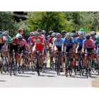 El pelotón de la Vuelta Ciclista a León rueda por las carreteras de la provincia en la edición del año pasado. MARCIANO