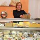 Yolanda Gómez ha abierto Queseando, la tienda donde se pueden encontrar quesos de varios países.