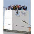 Momento en el que los prisioneros muestran a la prensa un cadáver