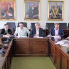 El rector, en su reunión de ayer con los sindicatos. DL