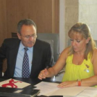 Sindo Castro e Isabel Carrasco firman el convenio.