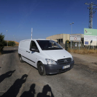 El furgón con los restos del fallecido abandona el CTR de San Román. JESÚS