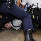 Un manifestante es detenido en Mongkok, el distrito comercial de Hong Kong.