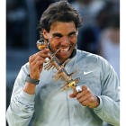 Rafa Nadal muerde el trofeo conquistado en Madrid.