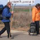 El actor Martin Sheen, precedido por su hijo Emilio, a su paso por un tramo del Camino de Santiago e