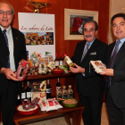 Jacinto Peñín, Manuel Orellana y Marcos Martínez durante la inaugración de «Los sabores de León», ayer .