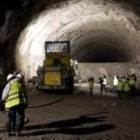Trabajadores de las obras de la A6 en una de las bocas del tercer túnel que se está construyendo