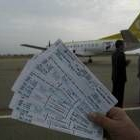 Un avión de la empresa Lagun Air en el aeropuerto de León, poco antes de tomar la salida