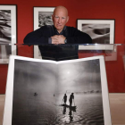 Sebastiao Salgado, ayer, en CaixaForum ante una de sus imágenes.