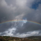 Vista del arcoiris en el municipio orensano de Celanova. BRAIS LORENZO