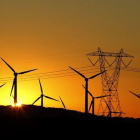 Torre eléctrica y molinos de energía eólica.