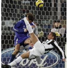 Trezeguet consigue abrir la cuenta anotadora de su equipo con el remate que muestra la imagen