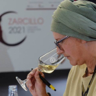 Una catadora valora uno de los vinos en el ámbito de la XVIII edición nacional y la X internacional de los Premios Zarcillo. NACHO GALLEGO