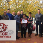 Los miembros del pleno de la DO León y su presidente entregaron los 2.600 euros a Alcordanza. DL