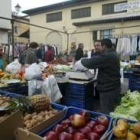 Imagen de archivo en la que se aprecian los puestos de fruta en el exterior del Mercado del Conde