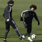 Cristiano Ronaldo y Marcelo durante el entrenamiento previo al partido de hoy.